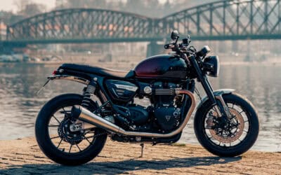 Triumph Speed Twin 1200 Stealth edition / Barva sapphire red/ silver red