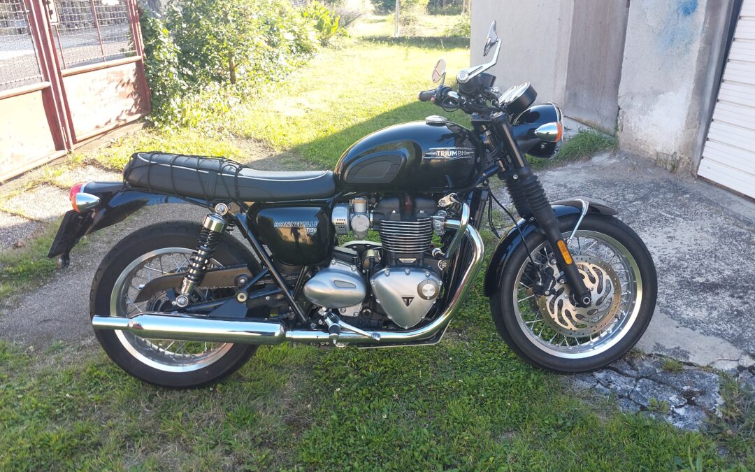 Triumph Bonneville T120 Jet Black rok 2022